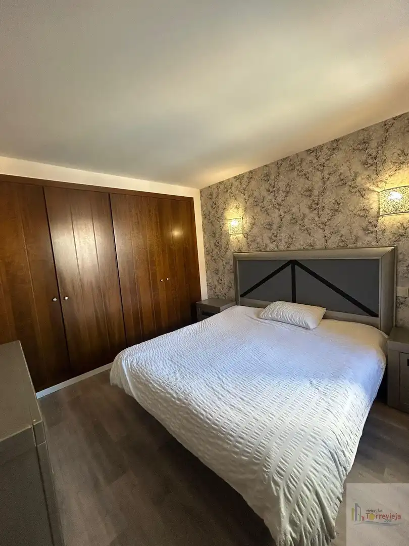 Dormitori de Apartament de lloguer en Torrevieja amb Aire condicionat, Calefacció i Terrassa