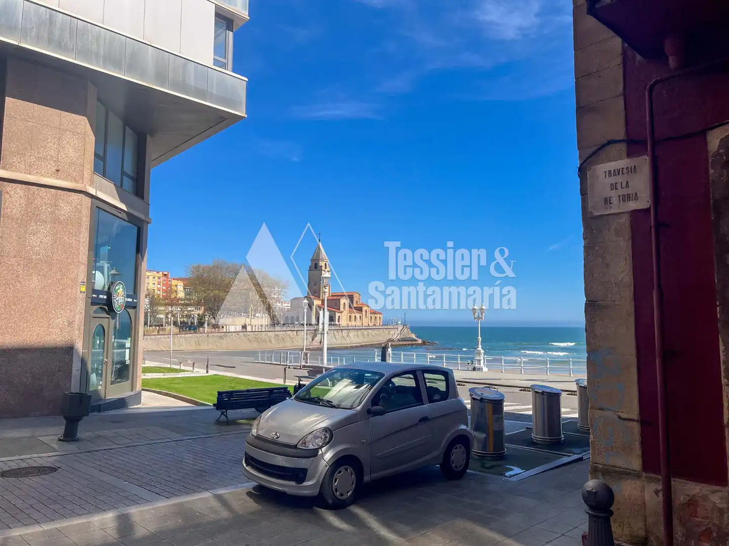 Vista exterior de Local en venta en Gijón 