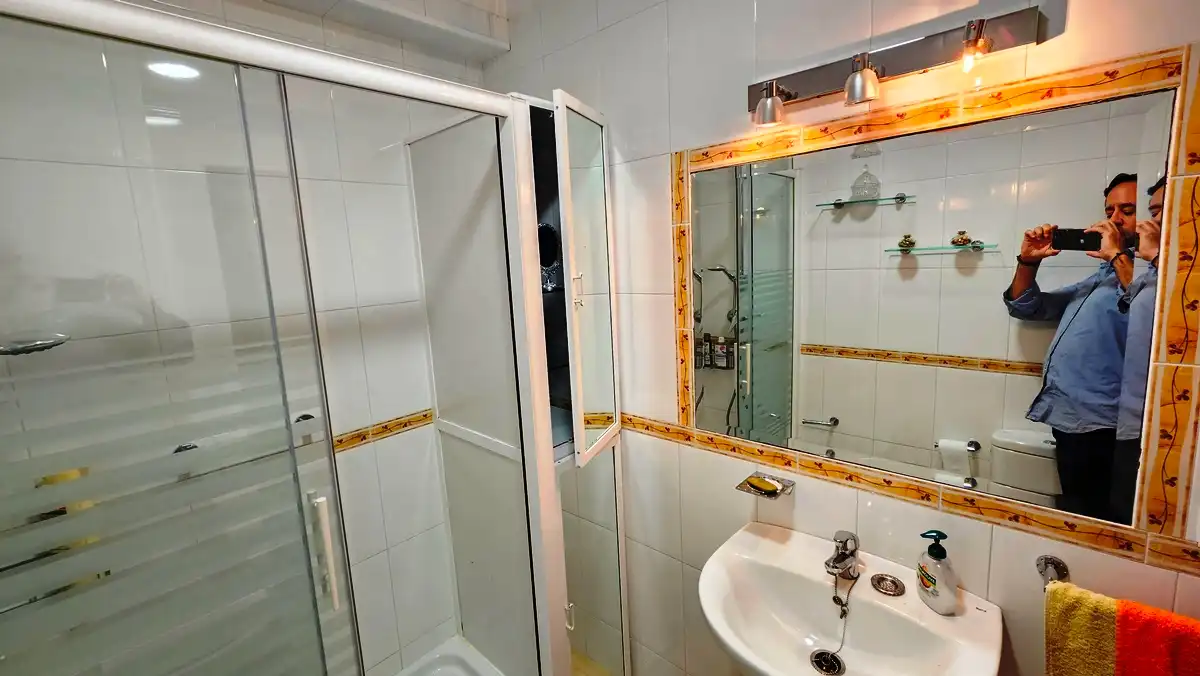 Bathroom of Flat for sale in Sevilla  with Air Conditioner, Terrace and Balcony