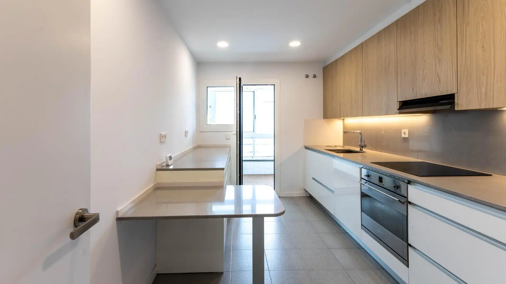 Küche von Wohnung zum Verkauf in Barcelona mit Klimaanlage, Heizung und Terrasse
