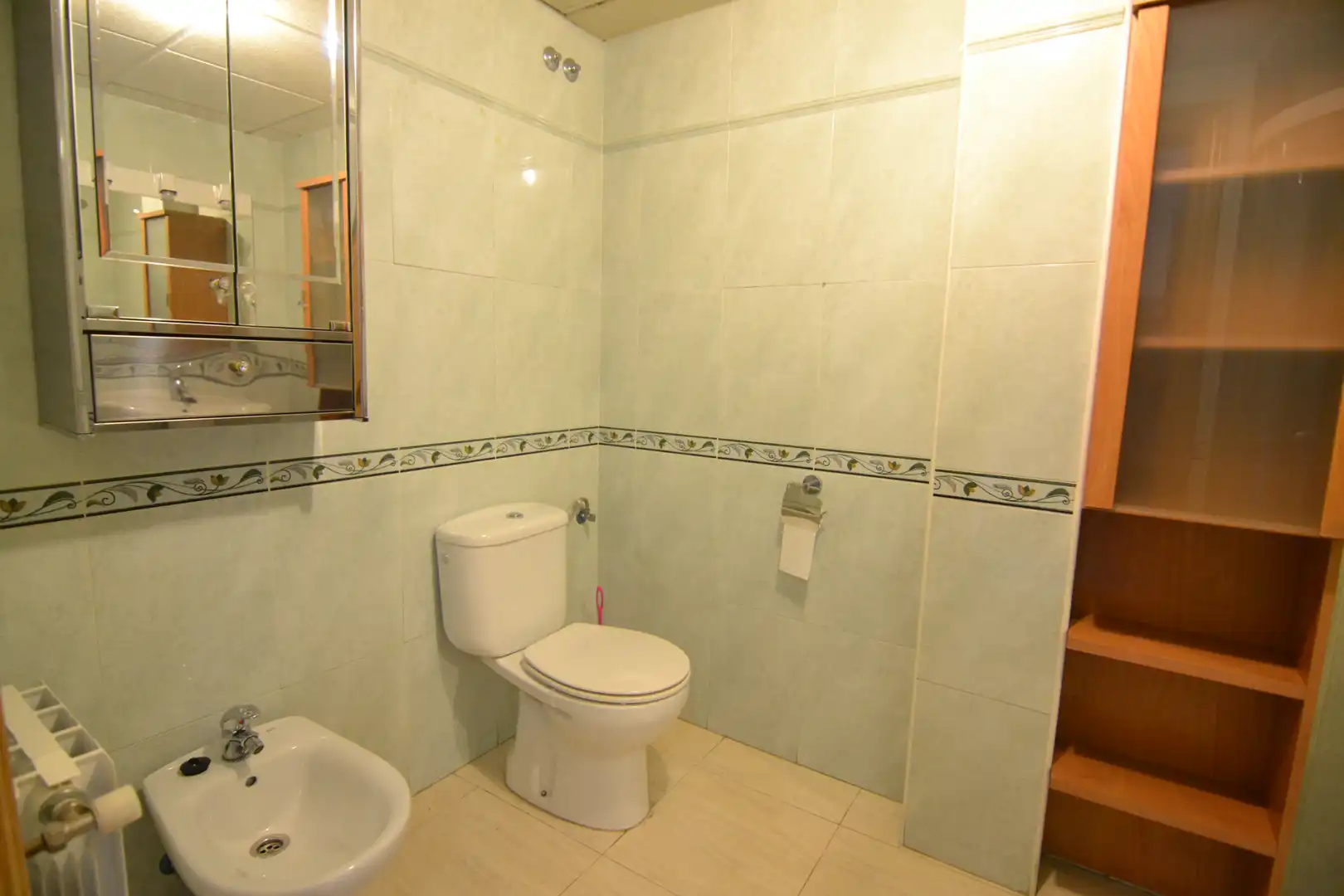 Badezimmer von Einfamilien-Reihenhaus zur Miete in Plasencia mit Klimaanlage, Heizung und Terrasse