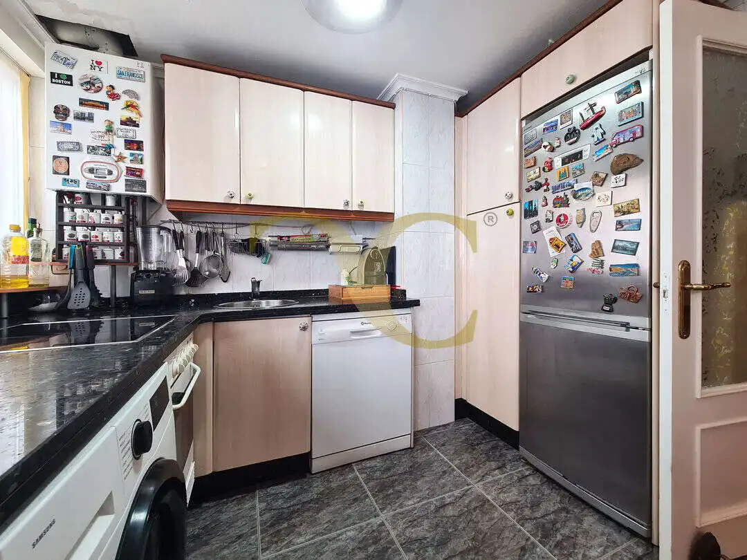 Cocina de Piso en venta en Gijón  con Calefacción, Jardín privado y Trastero