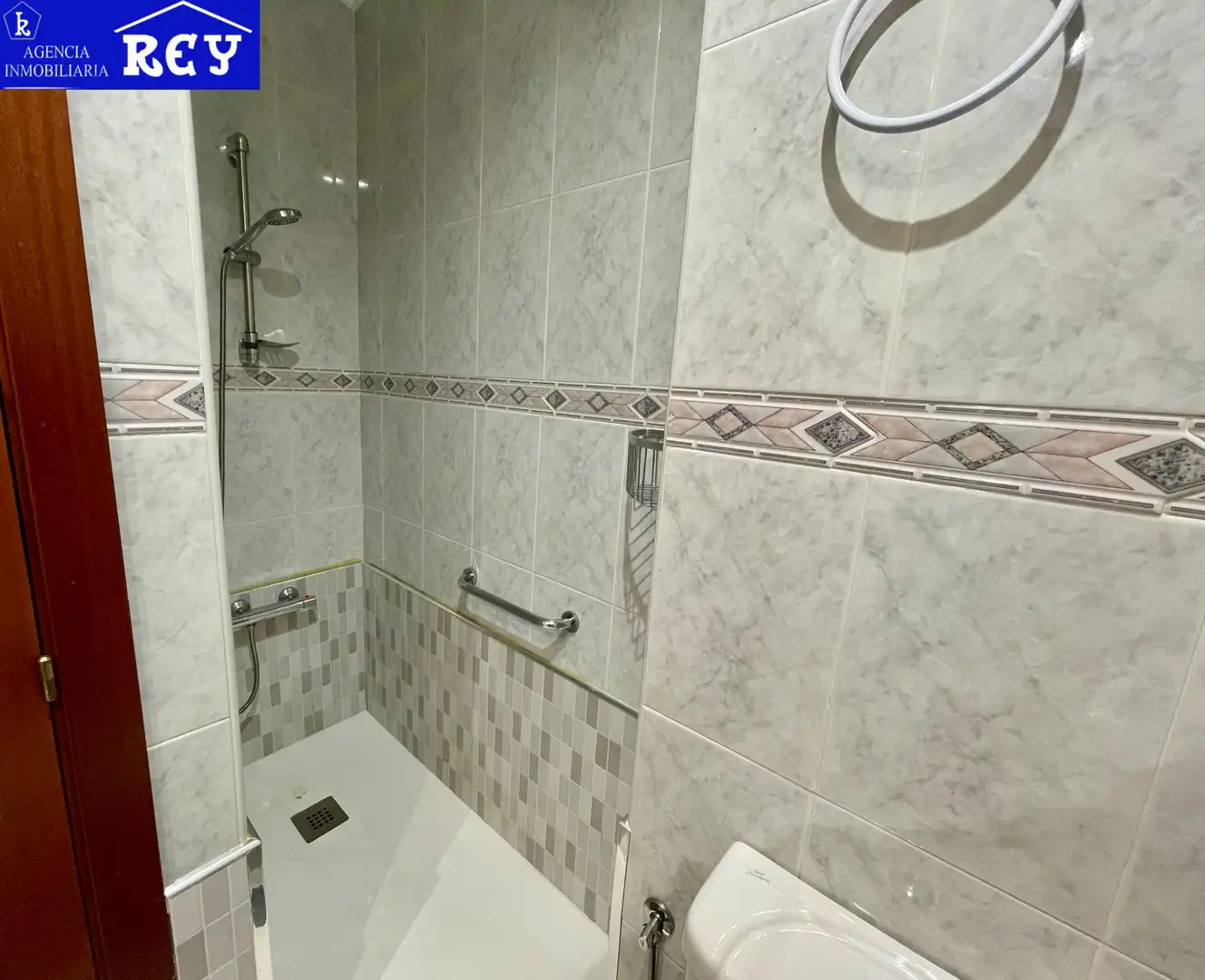 Bany de Pis en venda en Santiago de Compostela  amb Calefacció, Traster i Moblat