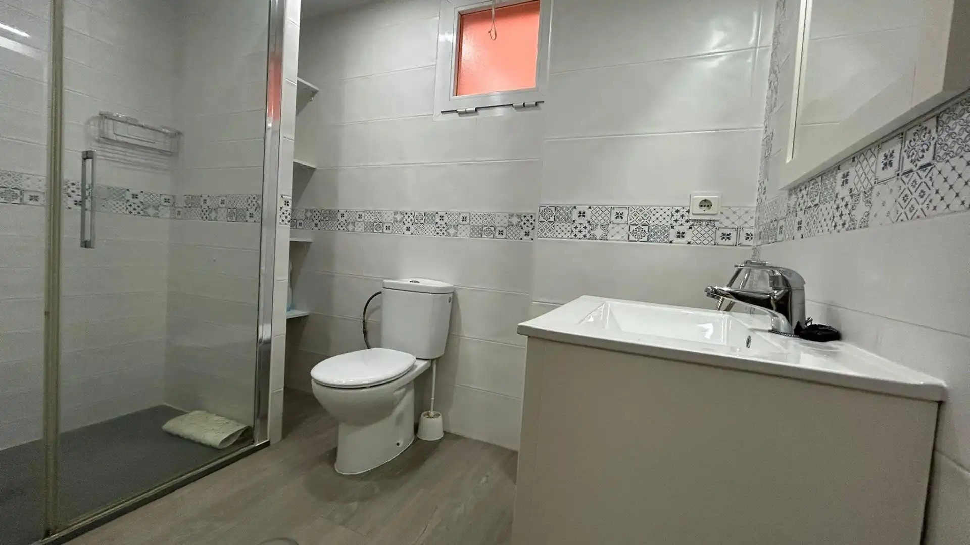 Bathroom of Flat for rent in Sevilla  with Air Conditioner, Heating and Terrace