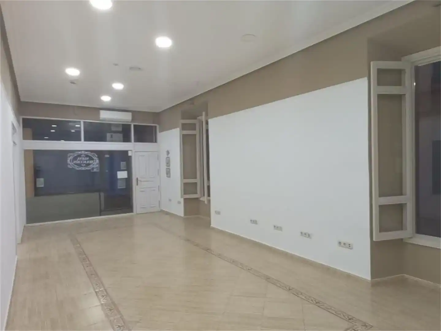 Commercial properties for rent in Marmolejo  with Air Conditioner