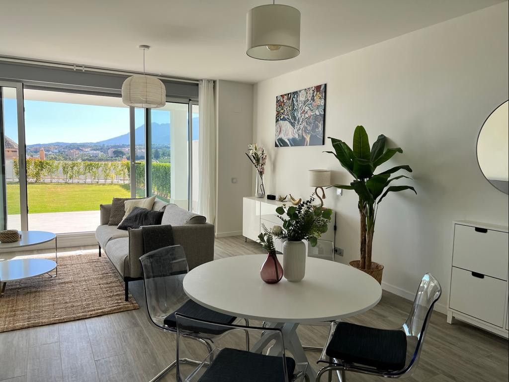Sala d'estar de Planta baixa de lloguer en Estepona amb Aire condicionat, Jardí privat i Terrassa