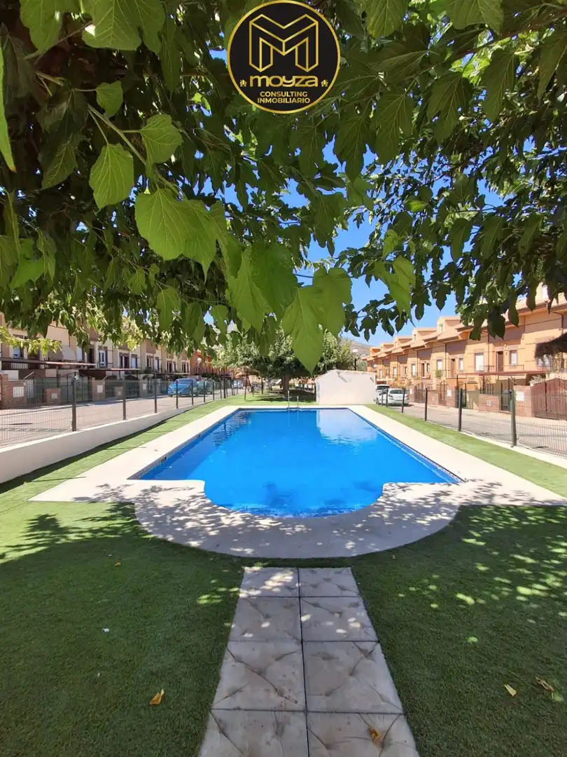 Piscina de Casa adosada en venda en Jaén amb Aire condicionat, Calefacció i Jardí privat