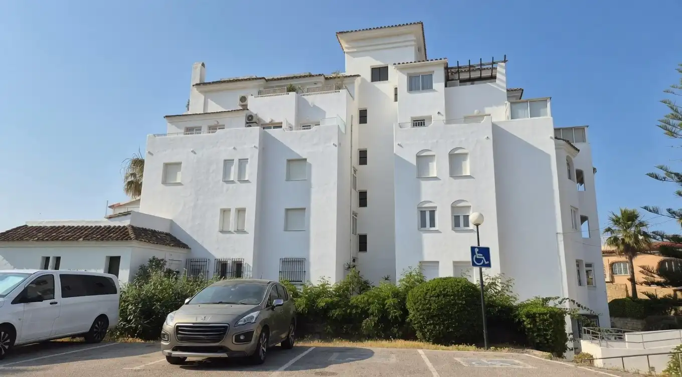 Außenansicht von Wohnungen zum Verkauf in Estepona mit Terrasse, Schwimmbad und Möbliert
