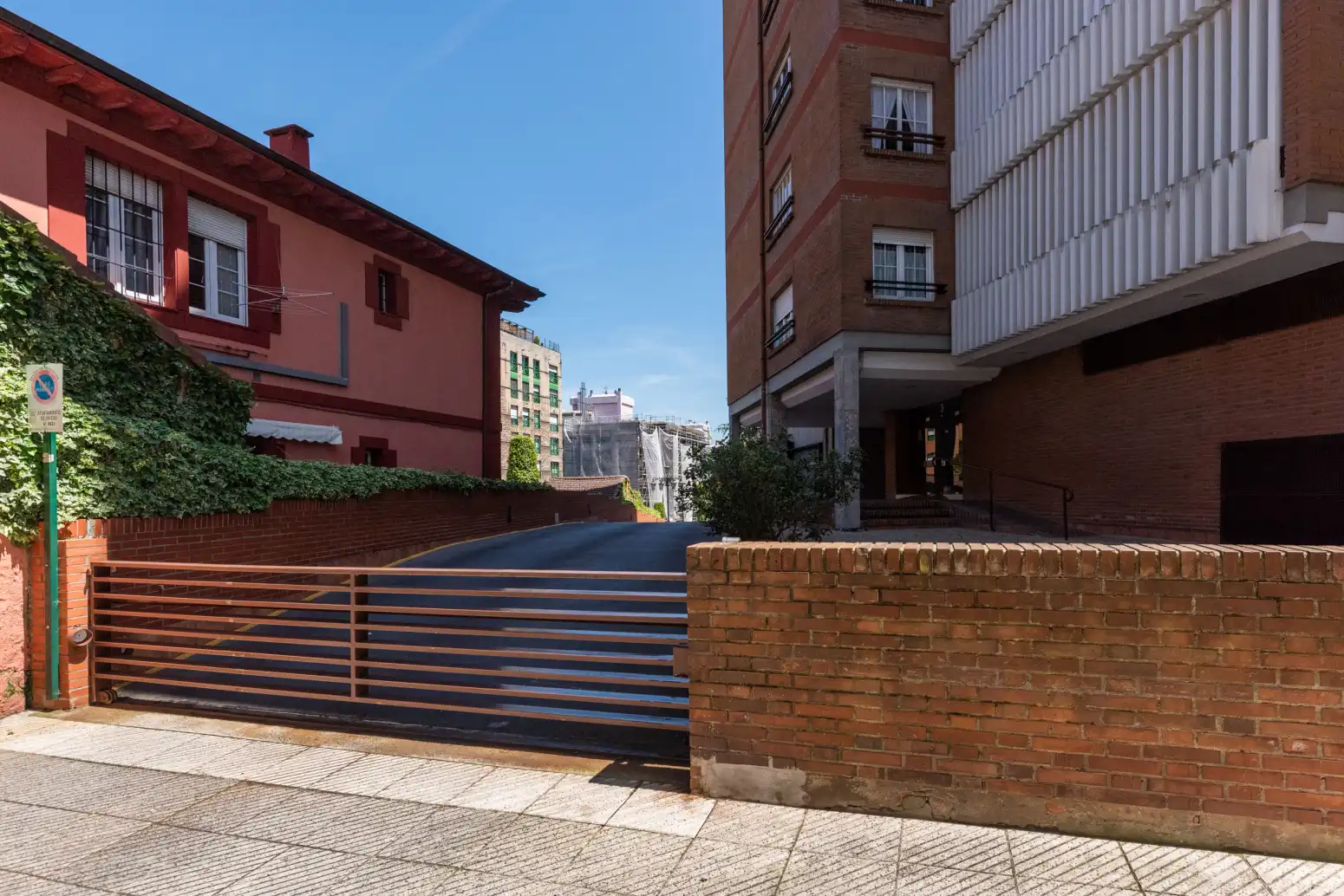 Vista exterior de Pis en venda en Oviedo  amb Calefacció, Parquet i Traster