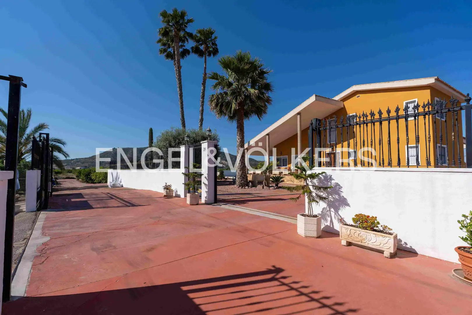 Vista exterior de Finca rústica en venda en Orihuela amb Aire condicionat, Calefacció i Jardí privat