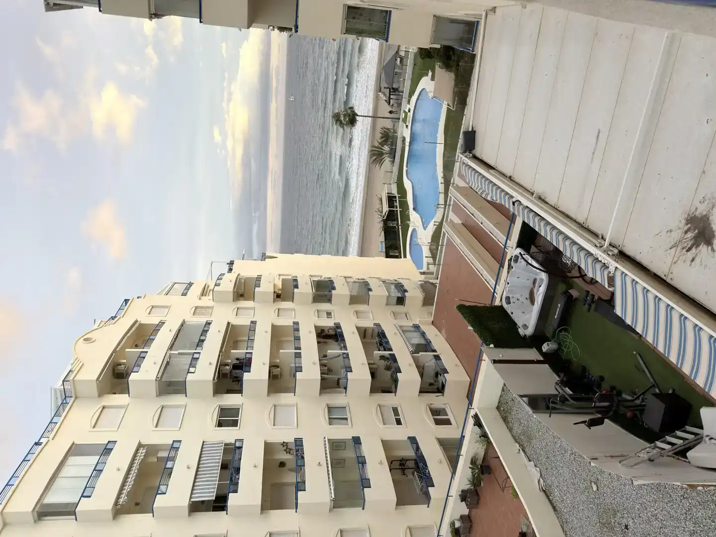 Vista exterior de Pis en venda en Marbella amb Aire condicionat, Piscina i Balcó