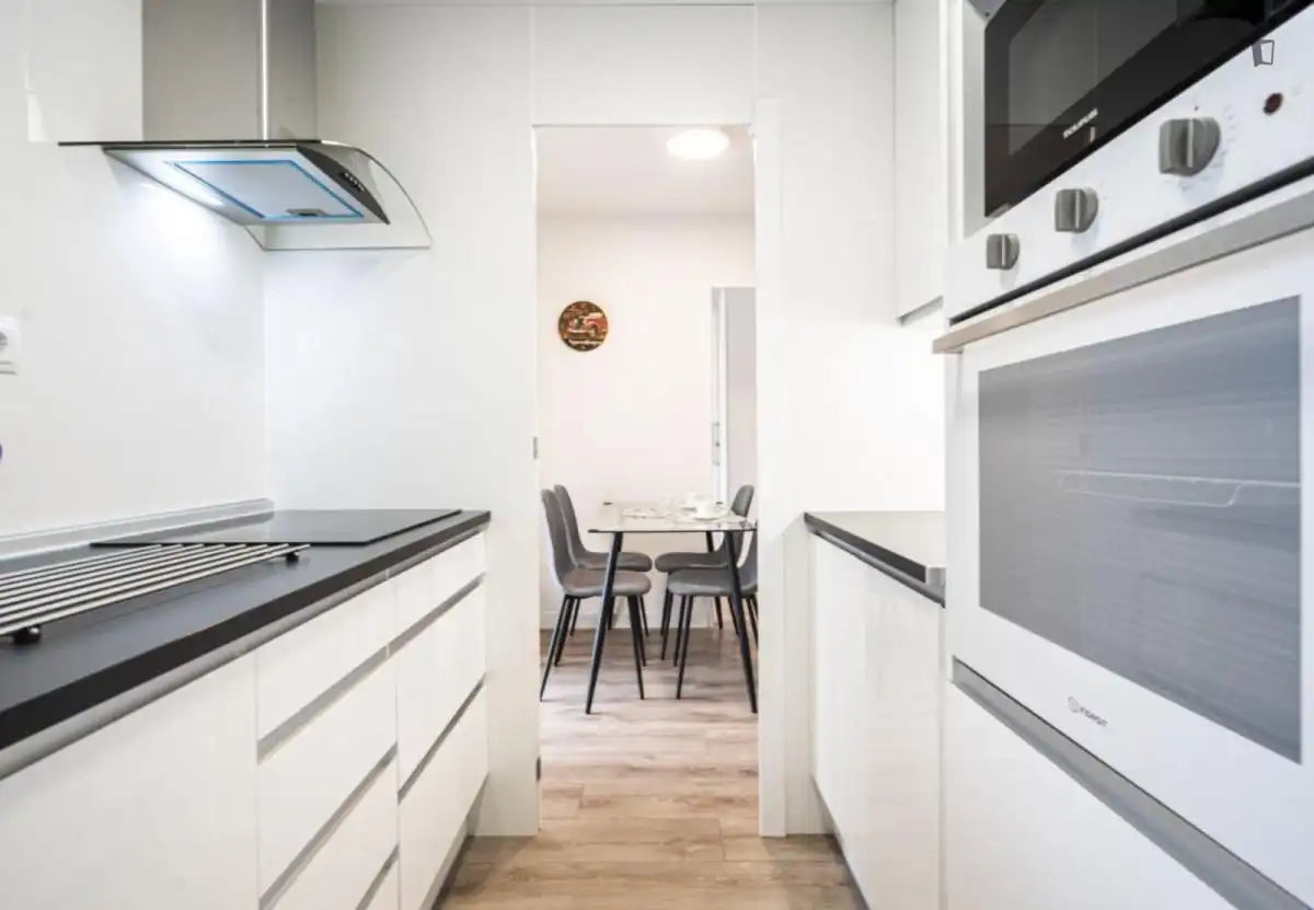 Cuina de Apartament de lloguer en Madrid amb Calefacció, Moblat i Forn
