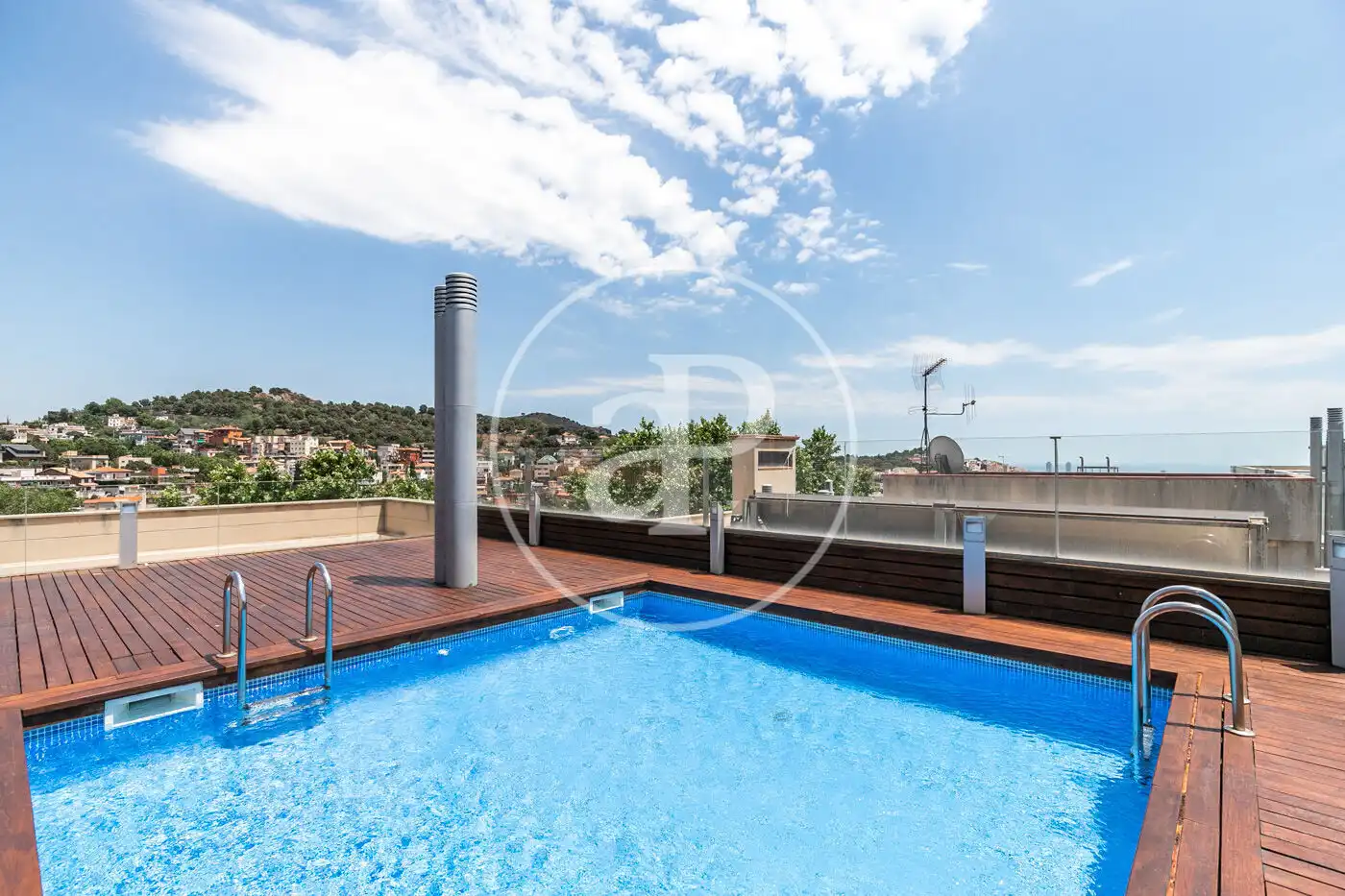 Piscina de Pis en venda en Barcelona amb Aire condicionat, Calefacció i Jardí privat
