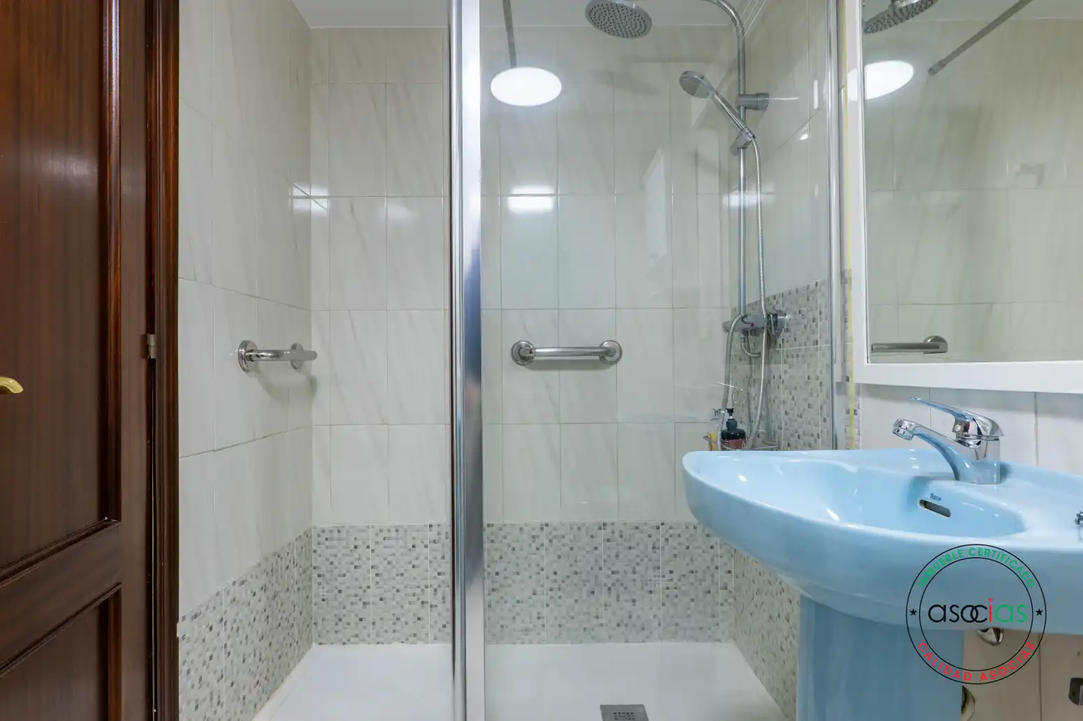 Bany de Pis en venda en Oviedo  amb Calefacció, Parquet i Terrassa