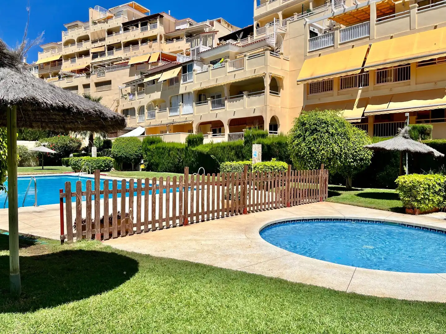 Piscina de Apartamento de alquiler en Benalmádena con Aire acondicionado, Calefacción y Terraza