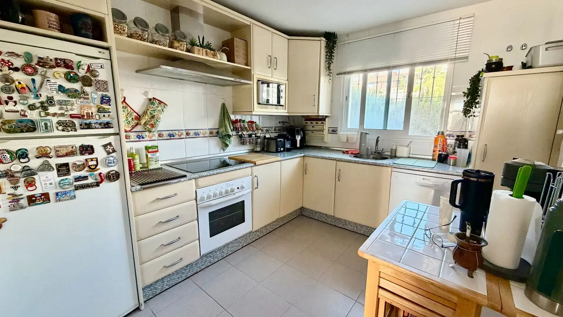 Küche von Einfamilien-Reihenhaus zur Miete in Fuengirola mit Klimaanlage, Privatgarten und Terrasse
