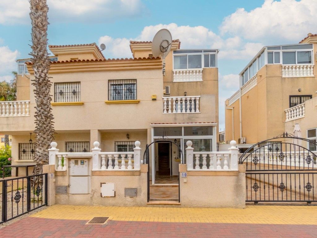 Exterior view of Single-family semi-detached for sale in Torrevieja  with Air Conditioner, Private garden and Terrace