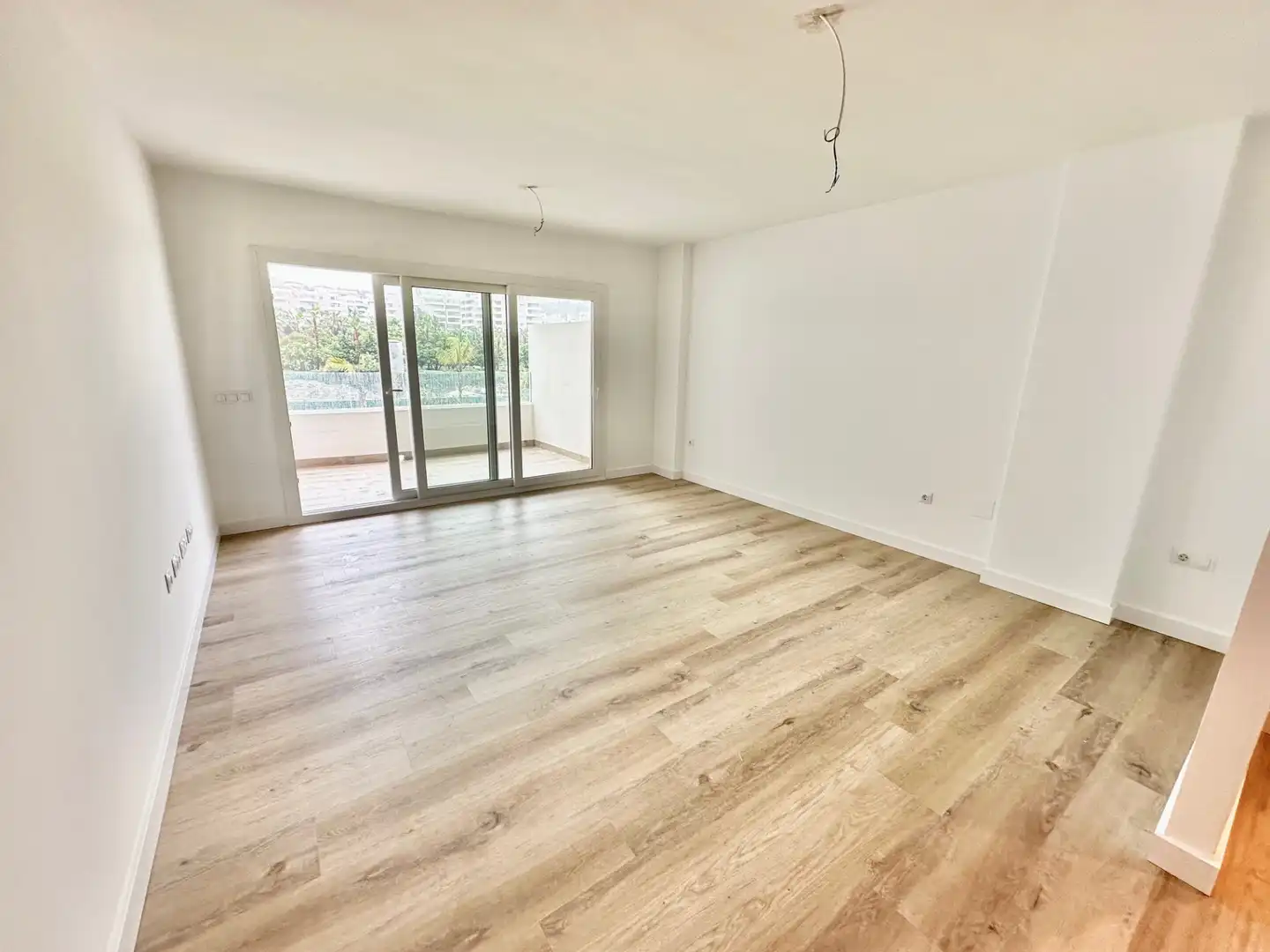 Wohnzimmer von Wohnungen zur Miete in Marbella mit Klimaanlage, Terrasse und Schwimmbad