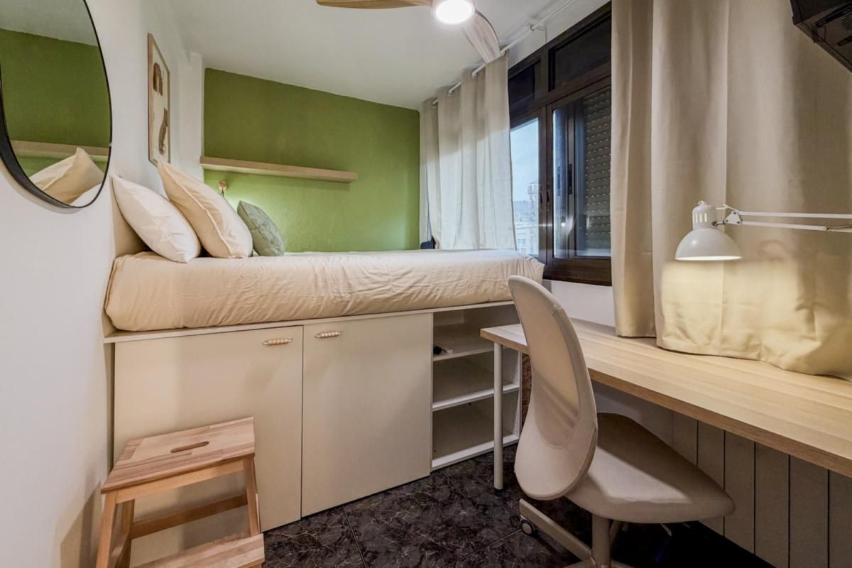 Dormitori de Apartament per a compartir en  Barcelona Capital amb Calefacció, Moblat i Forn