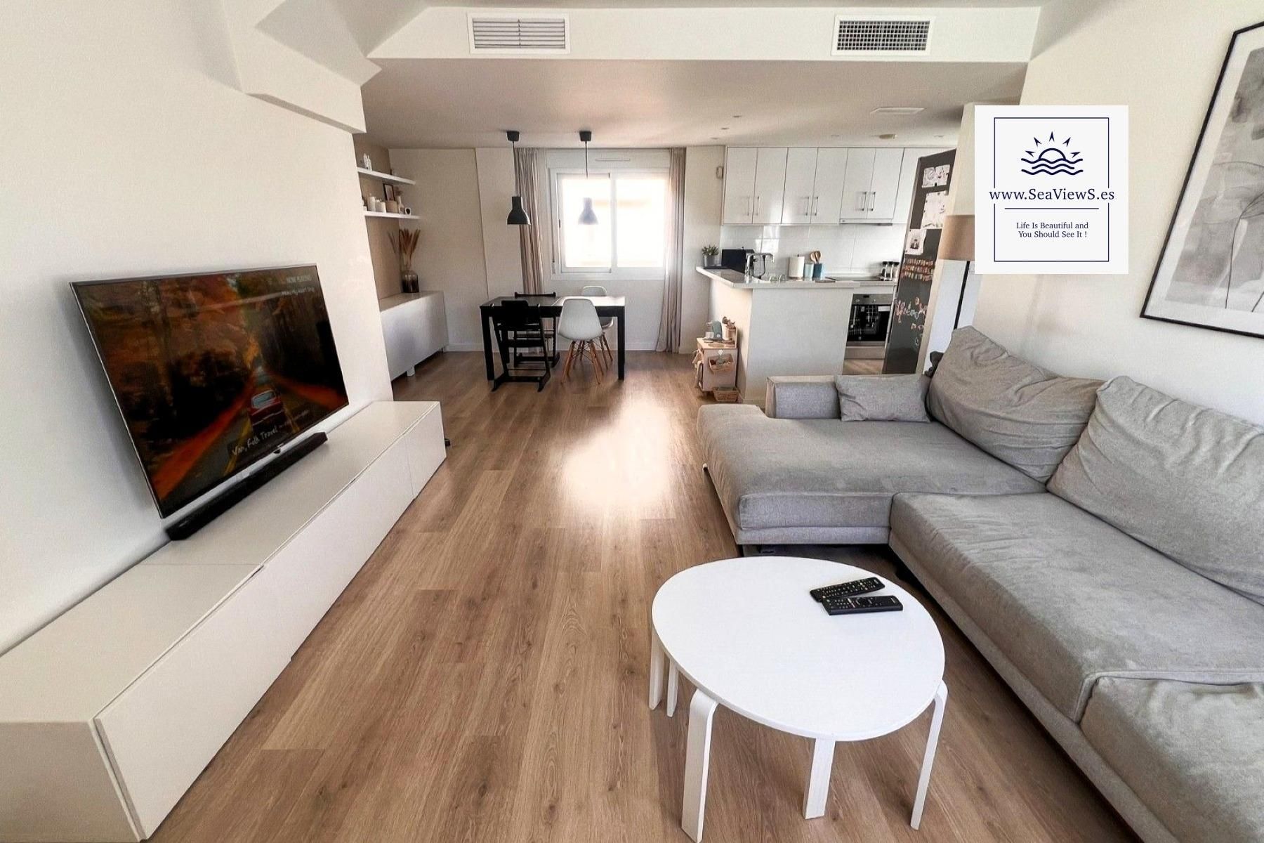 Sala d'estar de Casa adosada en venda en Torrevieja amb Aire condicionat, Jardí privat i Terrassa