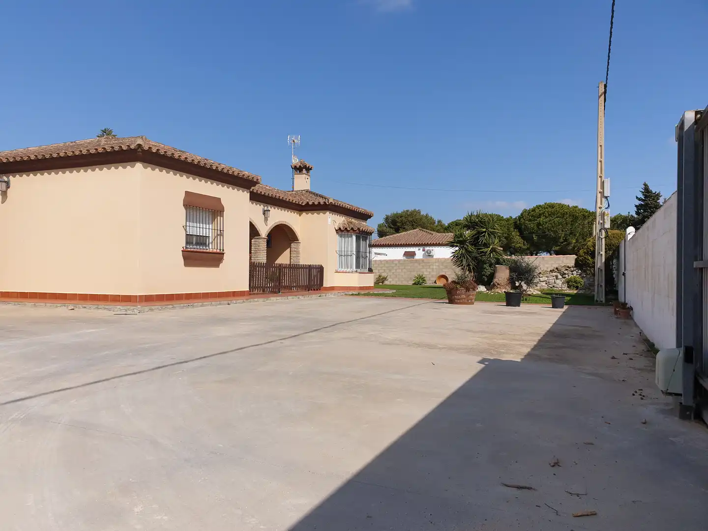 Vista exterior de Casa o xalet en venda en Chiclana de la Frontera amb Aire condicionat, Calefacció i Jardí privat