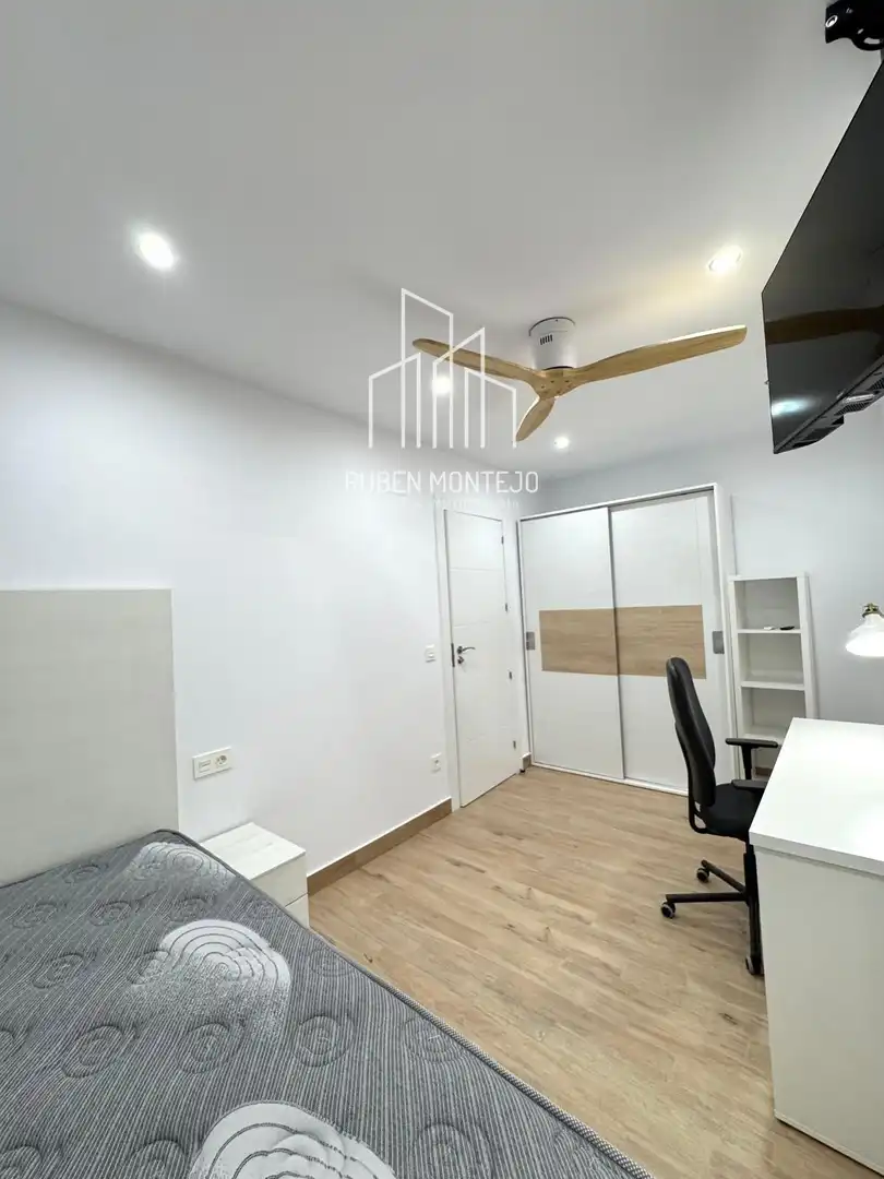 Room in Avenida de Portugal 141 3ºF, 141, Carmelitas