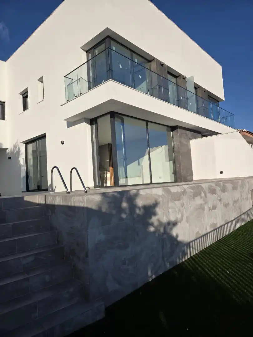 Vista exterior de Casa o xalet en venda en Málaga amb Aire condicionat, Terrassa i Piscina