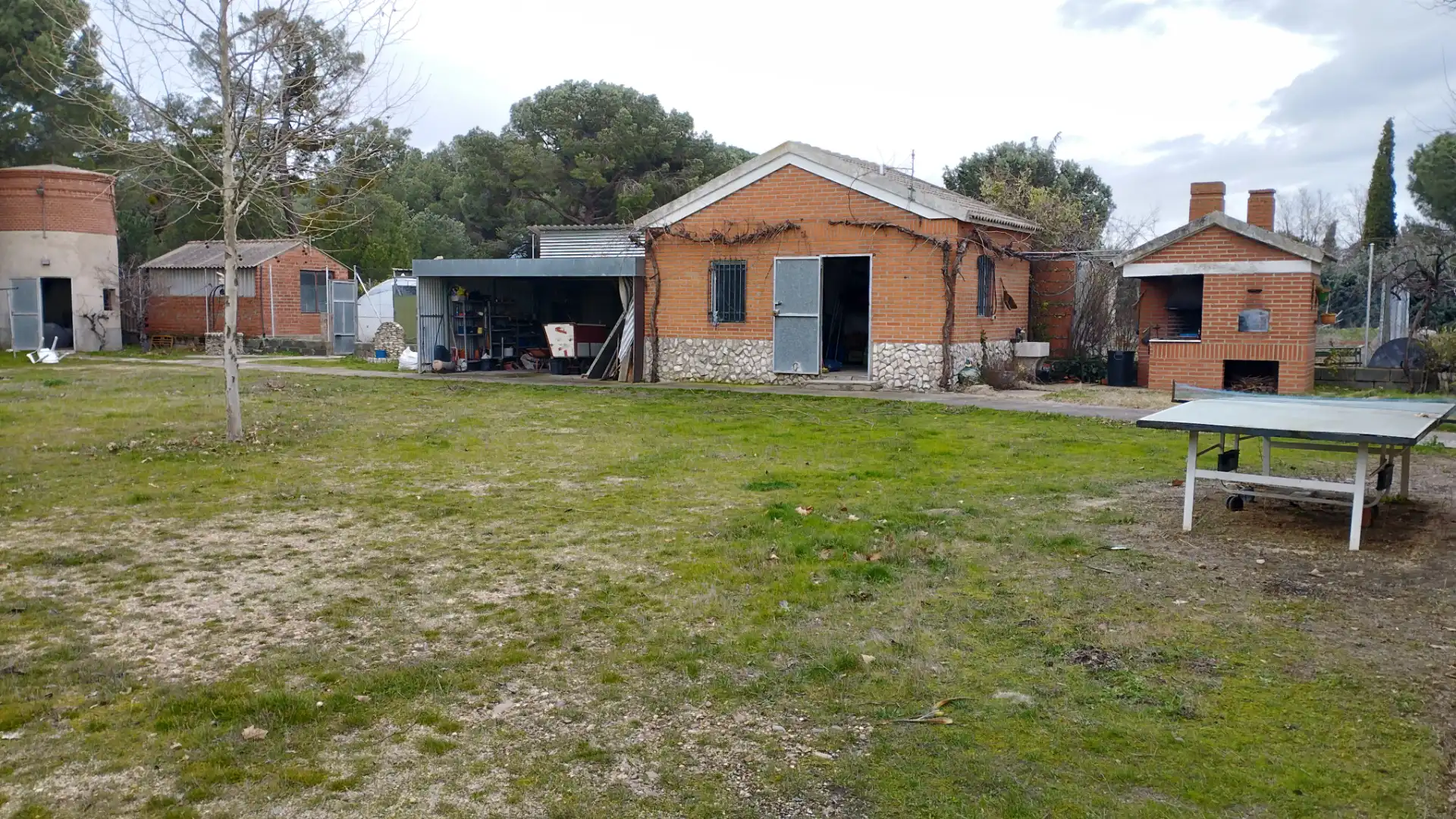 Vista exterior de Casa o xalet en venda en Pozal de Gallinas amb Calefacció, Jardí privat i Piscina