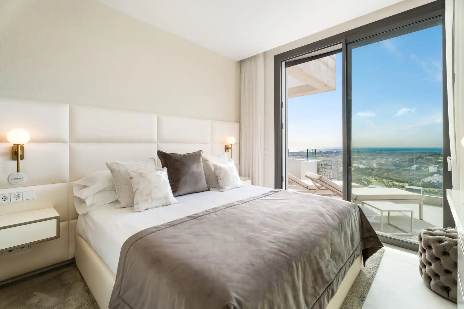 Bedroom of Apartments for sale in Benahavís  with Air Conditioner, Terrace and Storage room