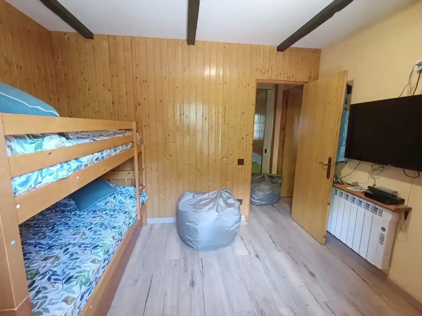 Schlafzimmer von Wohnungen zur Miete in Ogassa mit Parkett und Möbliert