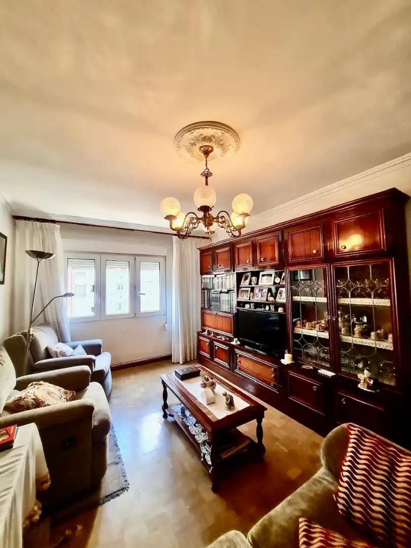 Sala d'estar de Pis en venda en Gijón  amb Calefacció, Parquet i Moblat