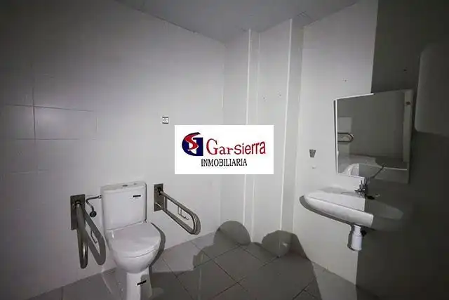Badezimmer von Geschaftsraum zum Verkauf in Toledo