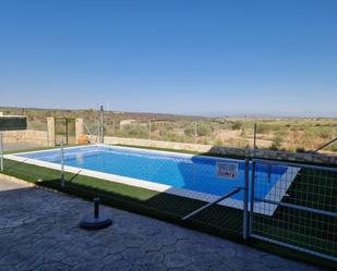 Piscina de Casa o xalet en venda en Torrejoncillo amb Terrassa, Piscina i Rentadora