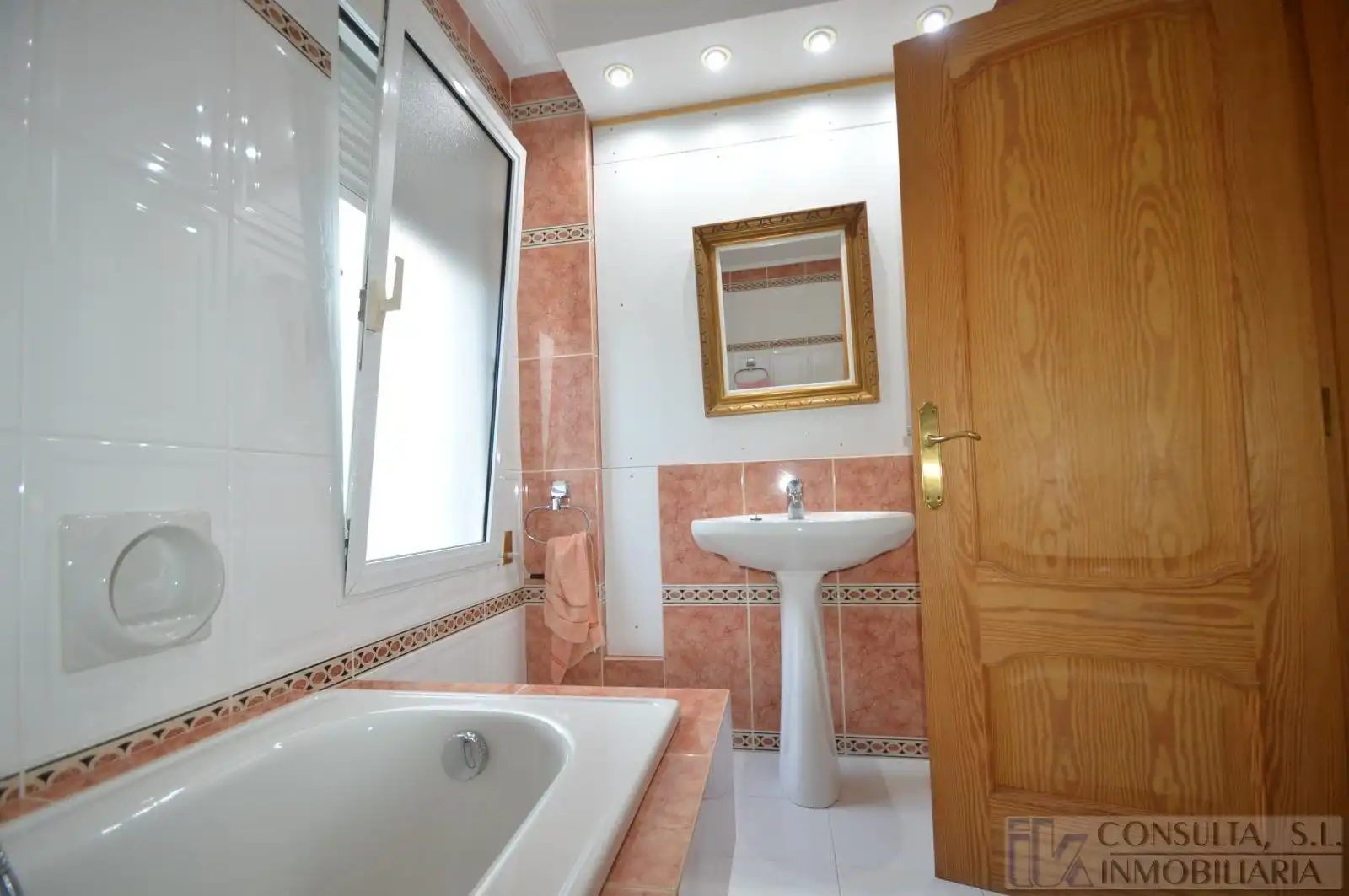 Bany de Casa o xalet en venda en Vinaròs amb Jardí privat, Terrassa i Piscina