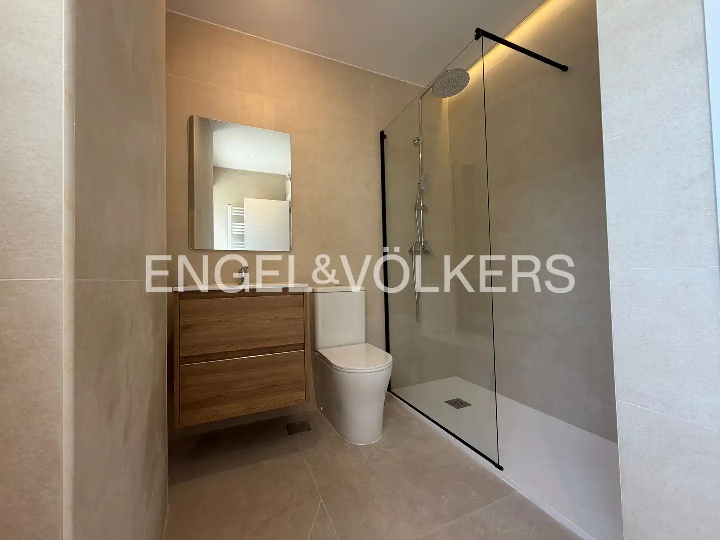 Bany de Apartament de lloguer en Madrid amb Aire condicionat, Calefacció i Parquet
