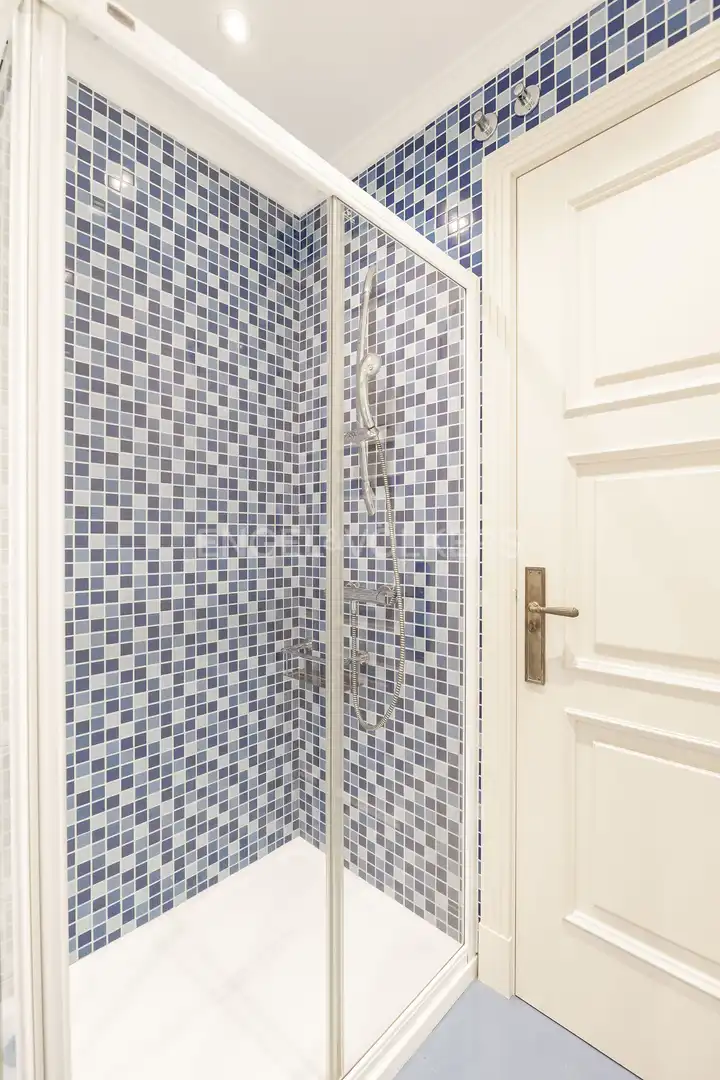 Badezimmer von Wohnung zur Miete in Madrid mit Klimaanlage und Heizung