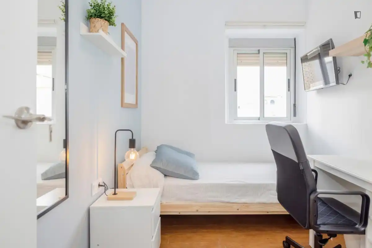 Dormitori de Apartament per a compartir en Jerez de la Frontera amb Moblat, Rentadora i Microones