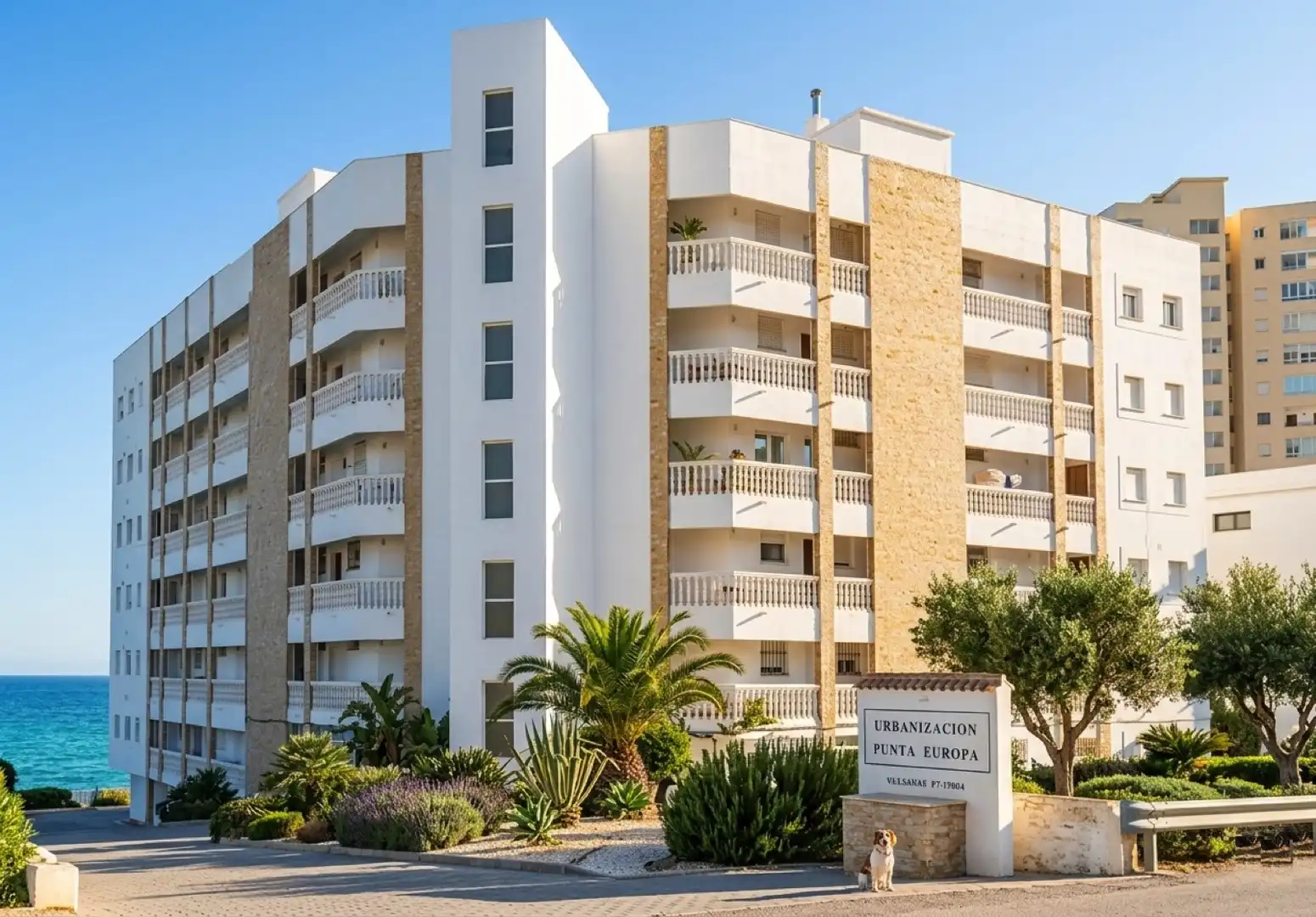 Außenansicht von Erdgeschoss zum Verkauf in Sotogrande mit Klimaanlage, Schwimmbad und Möbliert