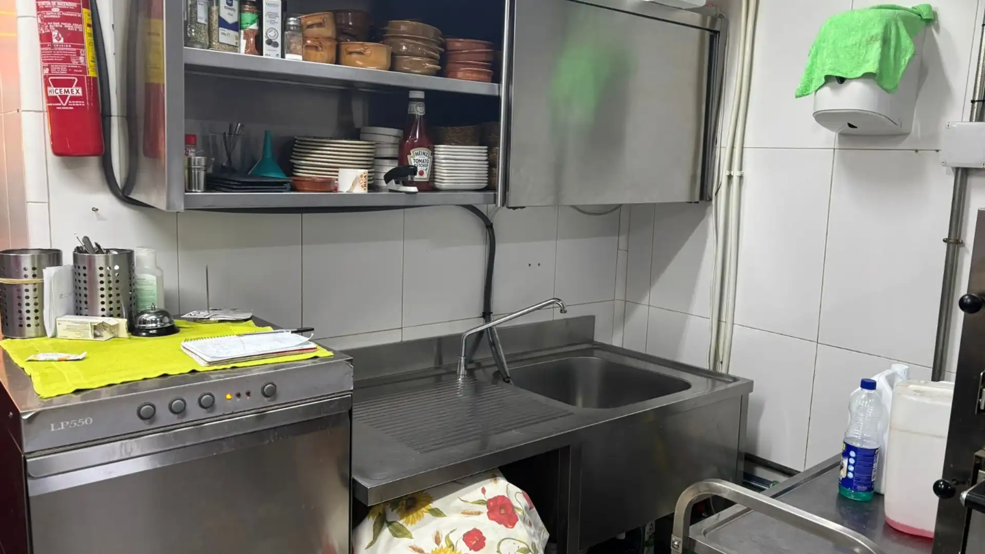 Cuina de Local en traspas en  Barcelona Capital amb Aire condicionat, Calefacció i Terrassa