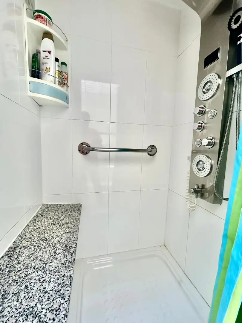 Baño de Casa adosada en venta en Roquetas de Mar con Aire acondicionado, Calefacción y Jardín privado