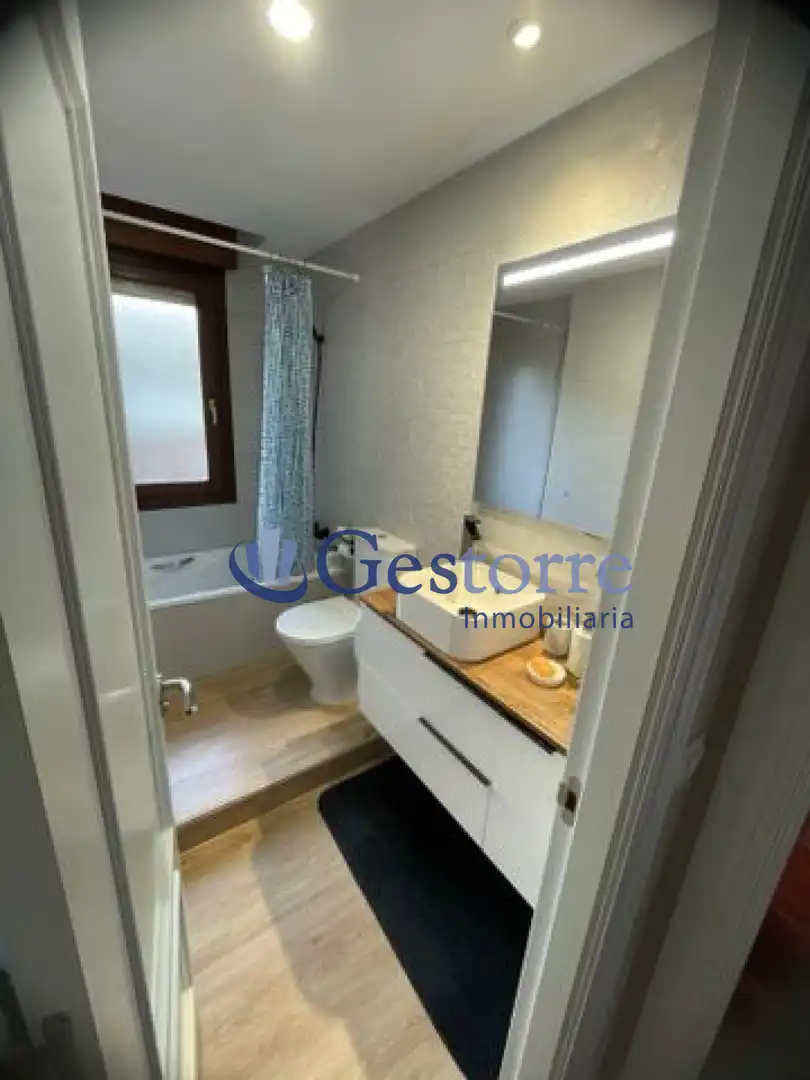 Baño de Ático en venta en Oviedo  con Calefacción y Terraza