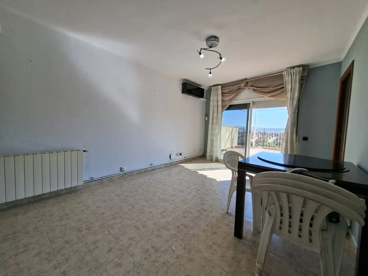 Wohnzimmer von Dachboden zum Verkauf in Badalona mit Klimaanlage, Heizung und Terrasse