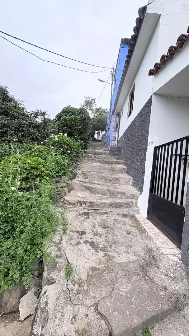 Vista exterior de Casa adosada en venda en Santa Brígida amb Jardí privat, Traster i Moblat