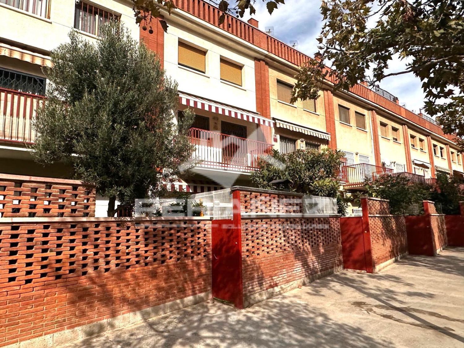 Vista exterior de Casa o xalet en venda en El Prat de Llobregat amb Aire condicionat, Jardí privat i Terrassa