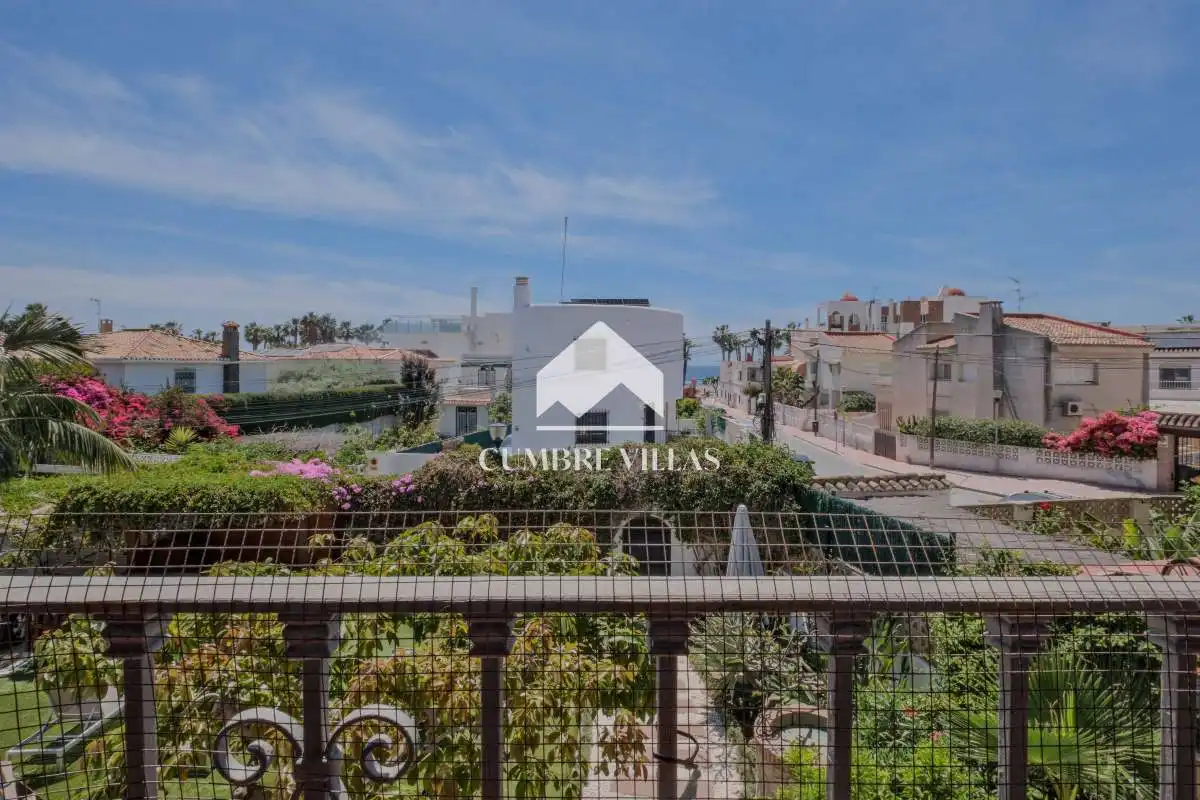 Vista exterior de Casa o chalet en venta en Almuñécar con Jardín privado, Terraza y Amueblado