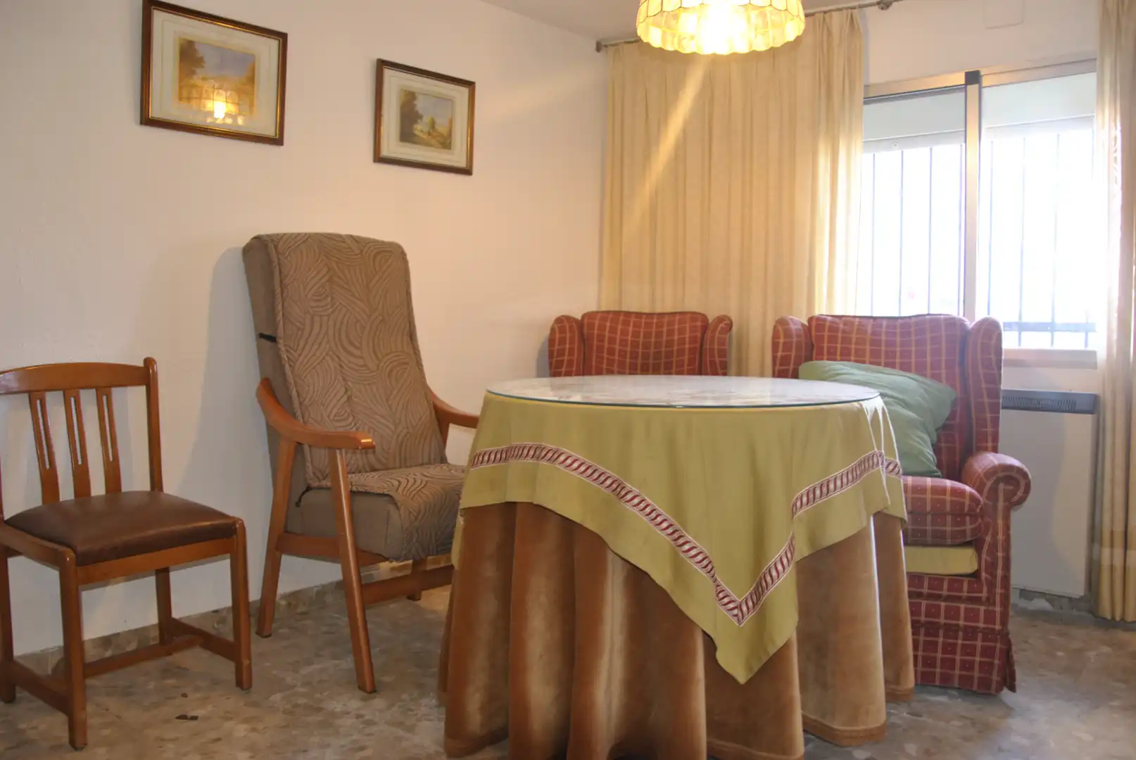 Wohnzimmer von Einfamilien-Reihenhaus zum Verkauf in Tejeda de Tiétar mit Heizung, Terrasse und Möbliert