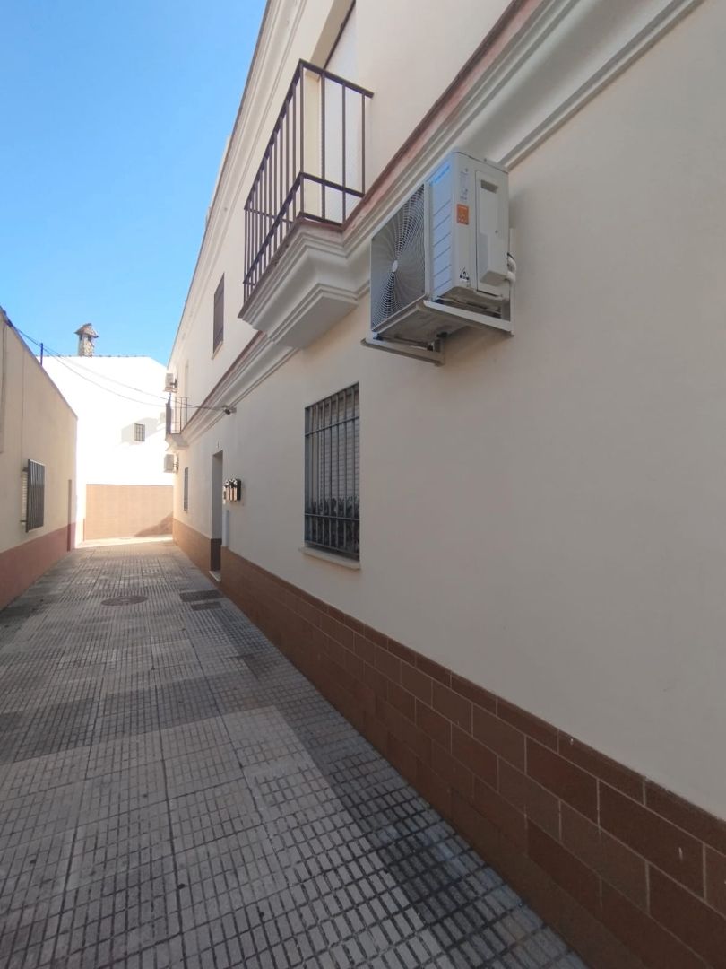 Vista exterior de Dúplex en venda en Sanlúcar la Mayor amb Aire condicionat, Calefacció i Terrassa