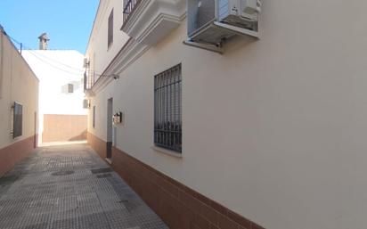 Vista exterior de Dúplex en venda en Sanlúcar la Mayor amb Aire condicionat, Calefacció i Terrassa