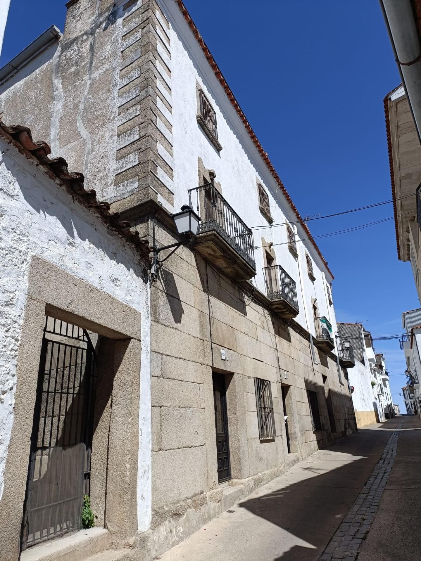 Vista exterior de Casa o xalet en venda en Alcuéscar amb Aire condicionat, Calefacció i Jardí privat