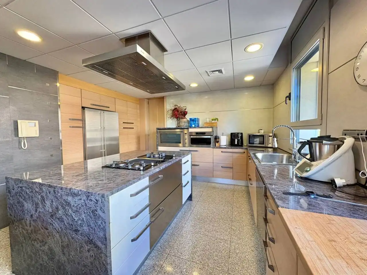 Cuina de Casa o xalet en venda en Sant Cugat del Vallès amb Aire condicionat, Calefacció i Jardí privat